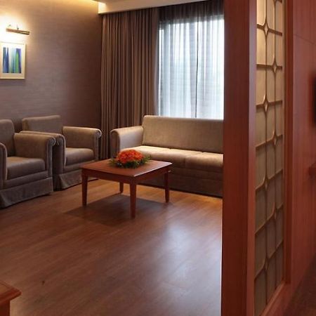 Monsoon Empress Kochi Hotel Bagian luar foto