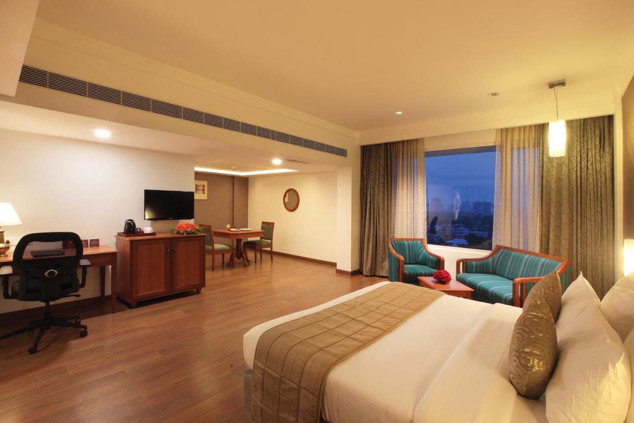 Monsoon Empress Kochi Hotel Bagian luar foto