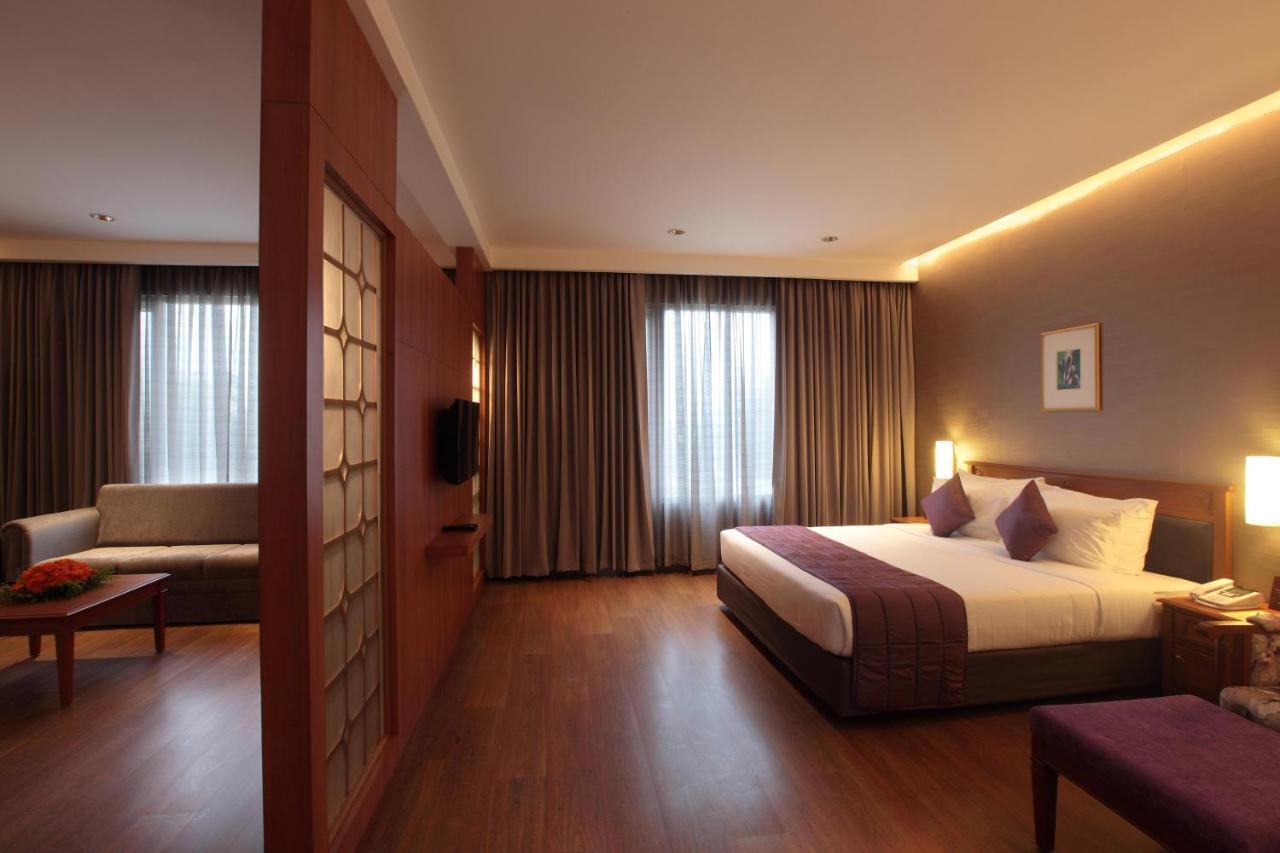 Monsoon Empress Kochi Hotel Bagian luar foto