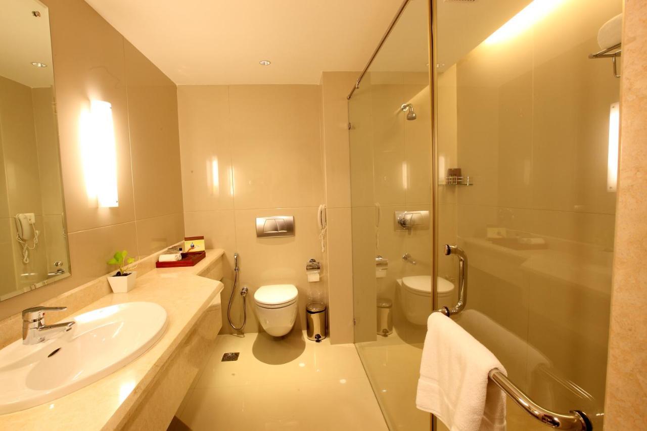 Monsoon Empress Kochi Hotel Bagian luar foto