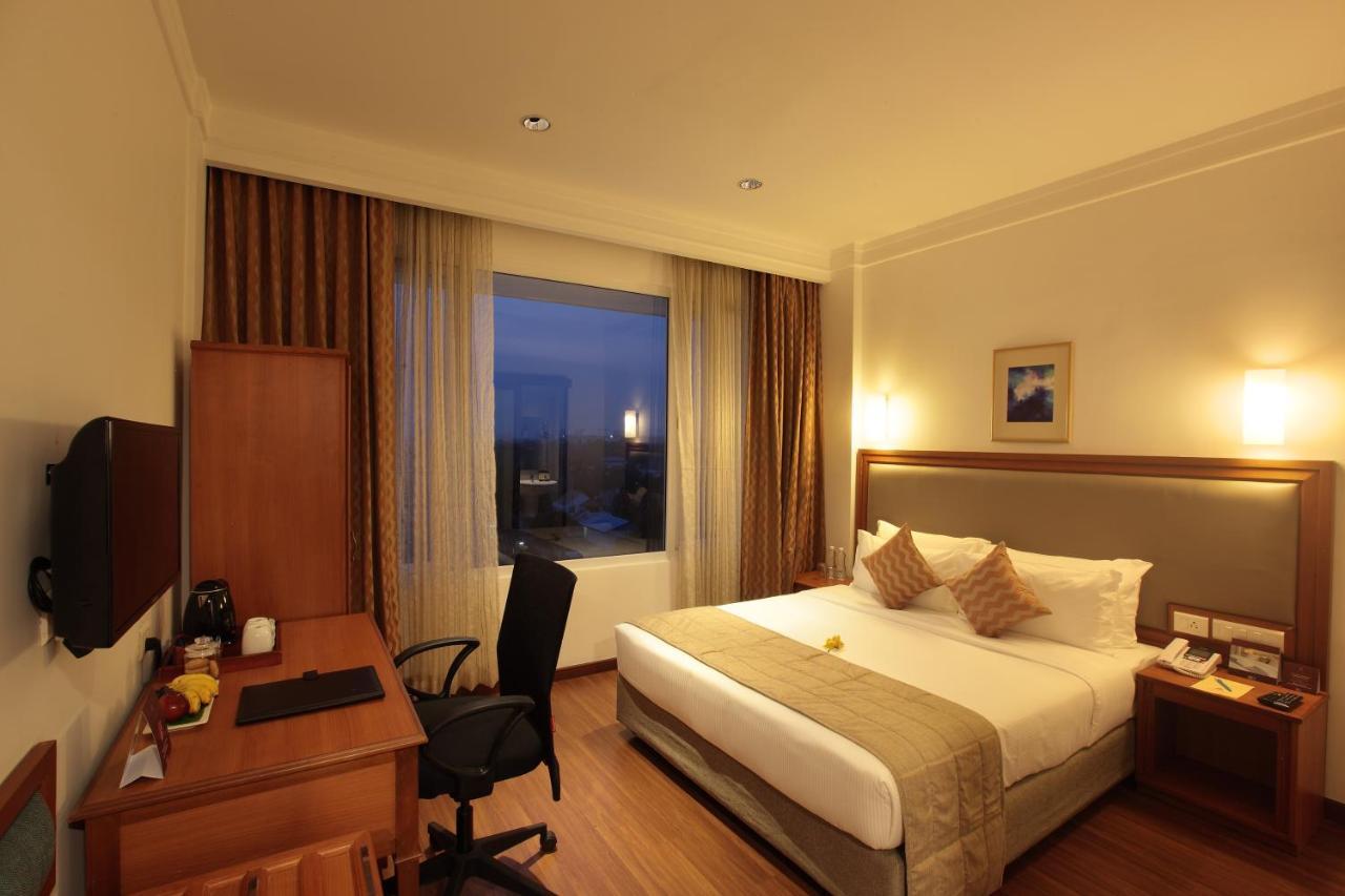Monsoon Empress Kochi Hotel Bagian luar foto