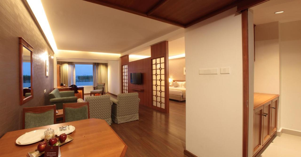 Monsoon Empress Kochi Hotel Bagian luar foto