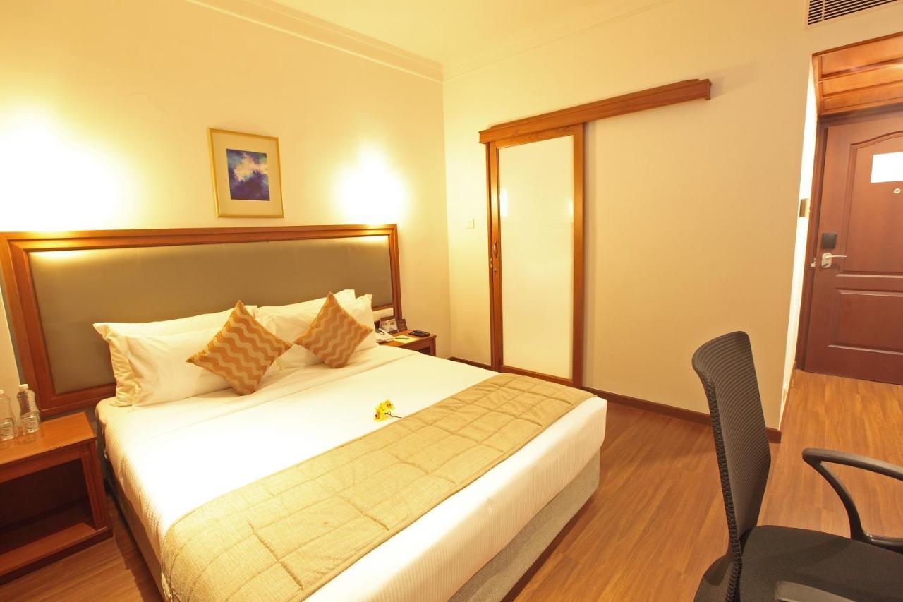 Monsoon Empress Kochi Hotel Bagian luar foto