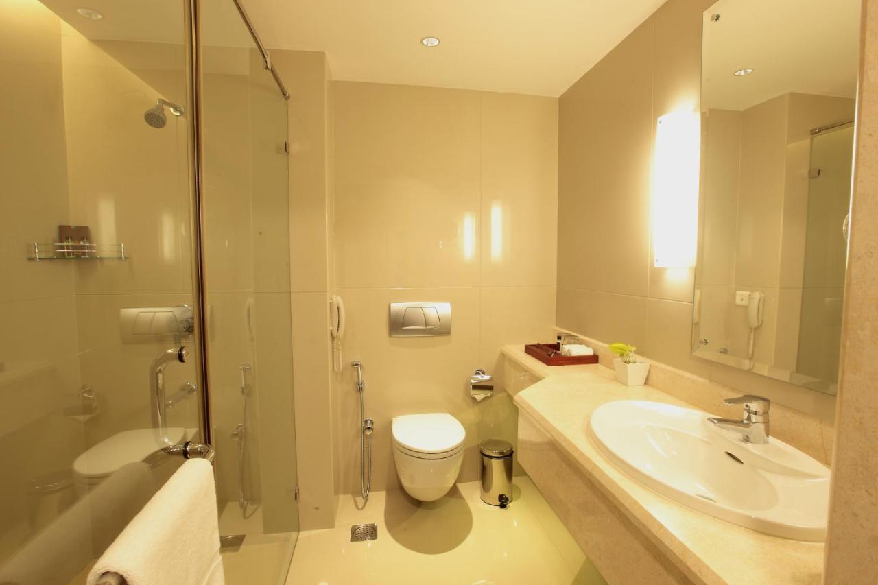 Monsoon Empress Kochi Hotel Bagian luar foto