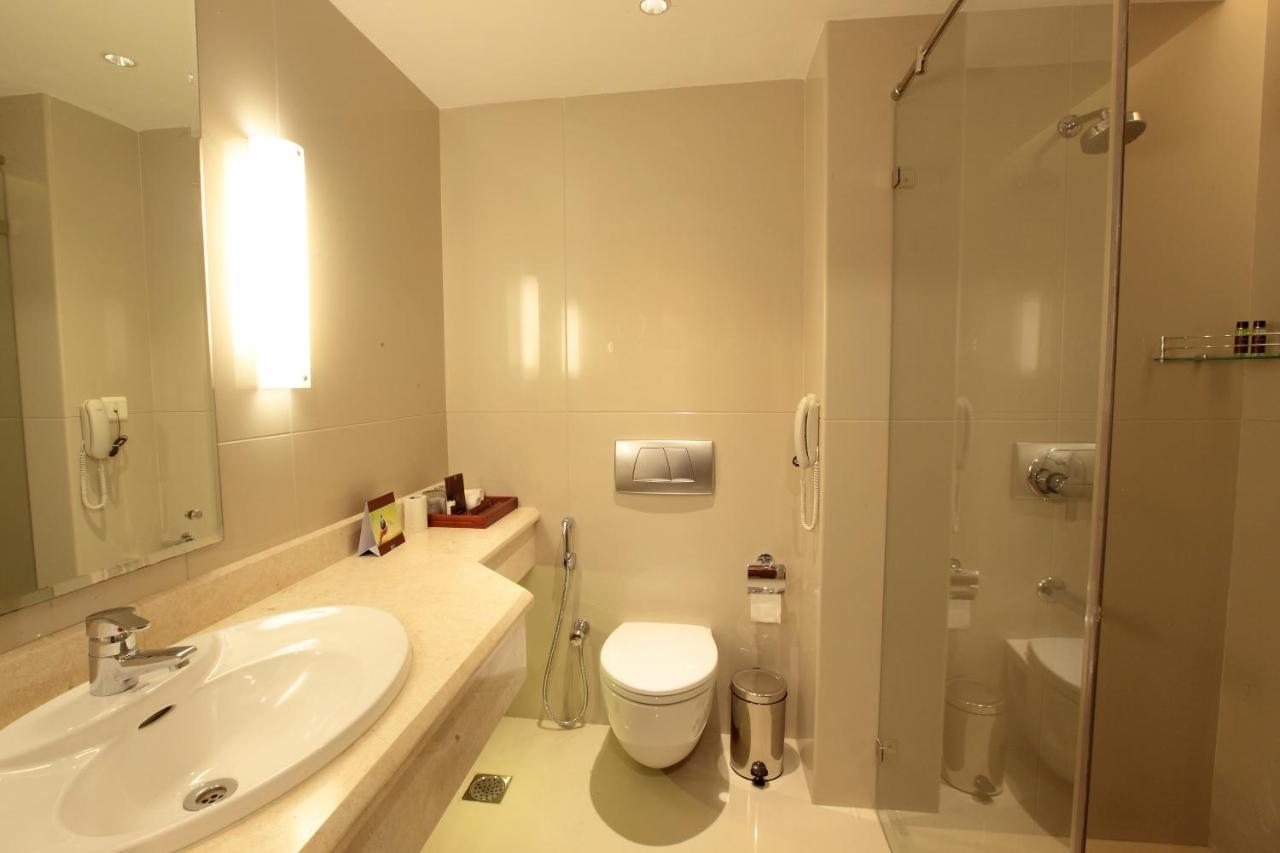 Monsoon Empress Kochi Hotel Bagian luar foto