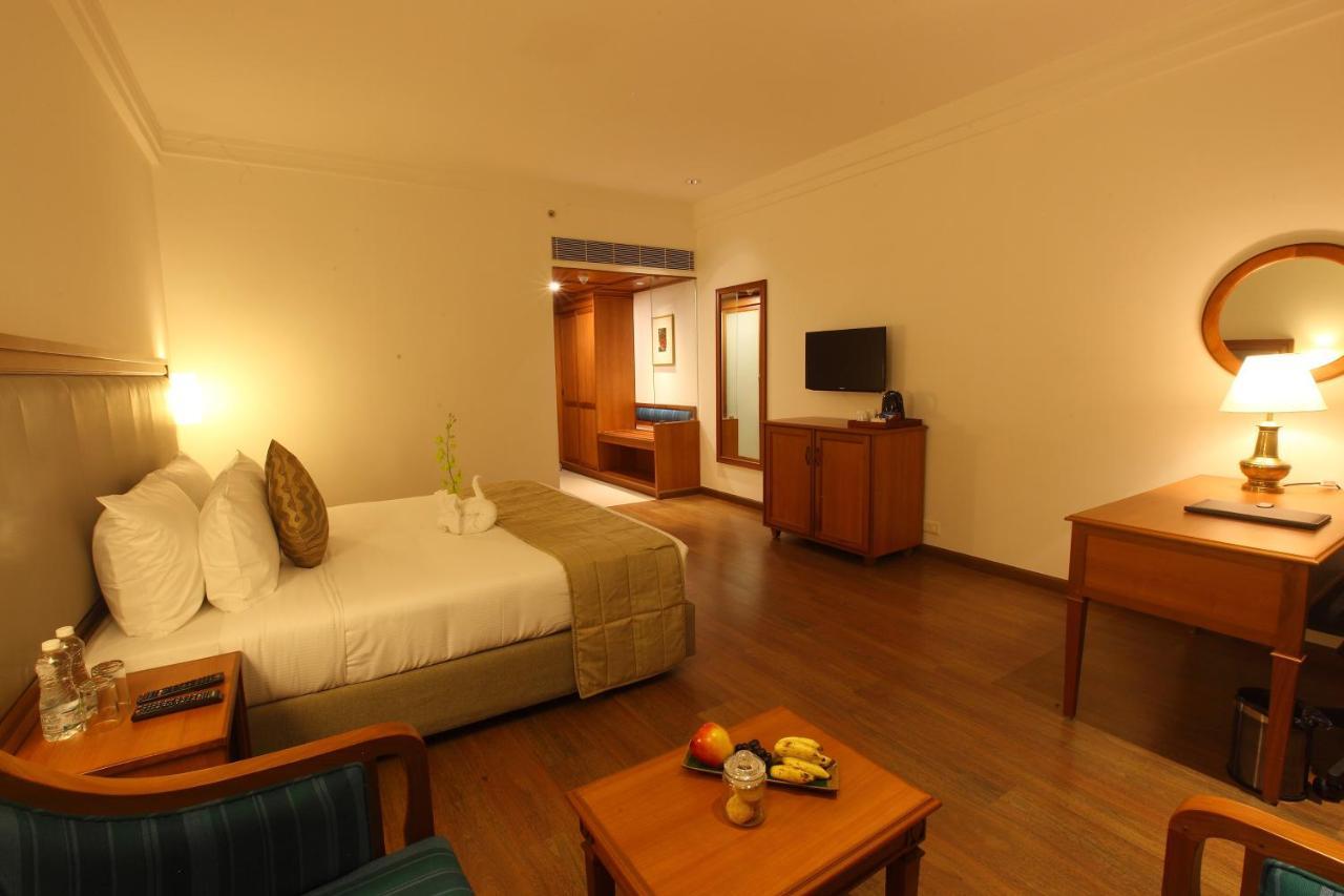Monsoon Empress Kochi Hotel Bagian luar foto