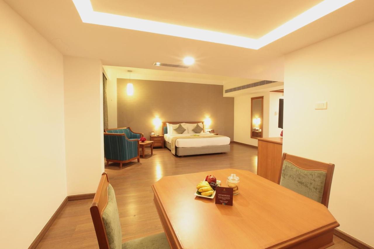 Monsoon Empress Kochi Hotel Bagian luar foto