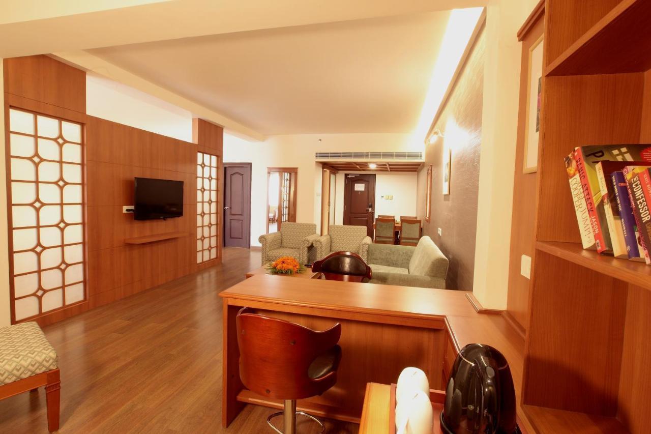 Monsoon Empress Kochi Hotel Bagian luar foto