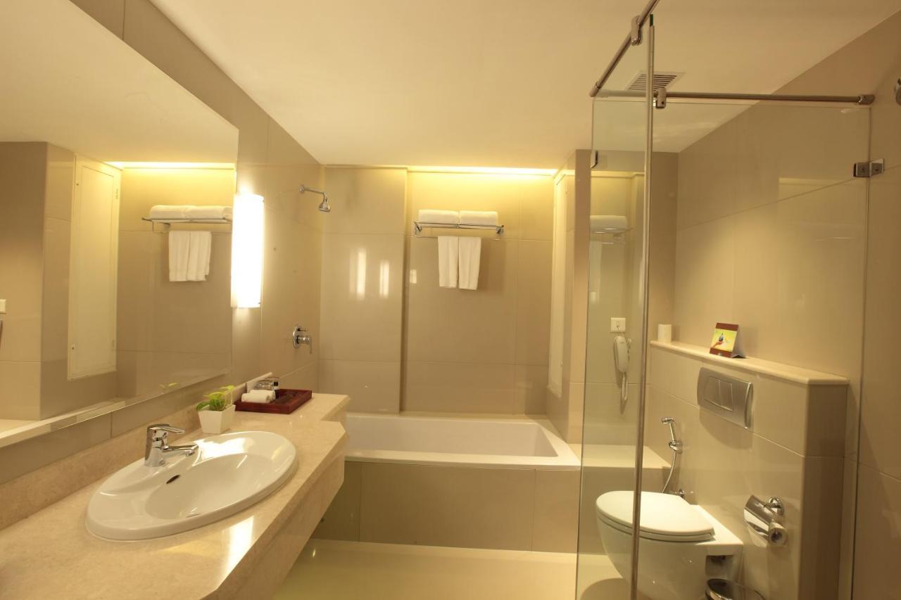 Monsoon Empress Kochi Hotel Bagian luar foto